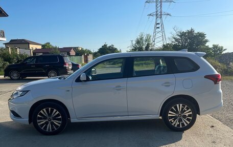 Mitsubishi Outlander III рестайлинг 3, 2022 год, 3 190 000 рублей, 7 фотография