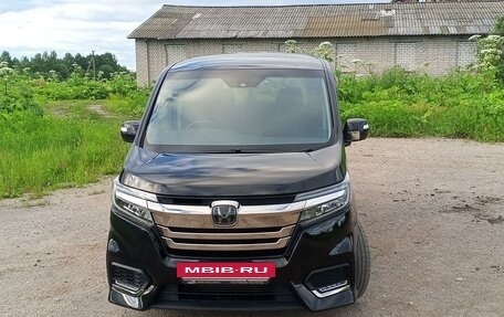 Honda Stepwgn IV, 2017 год, 2 300 000 рублей, 2 фотография