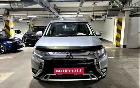 Mitsubishi Outlander III рестайлинг 3, 2021 год, 2 450 000 рублей, 2 фотография