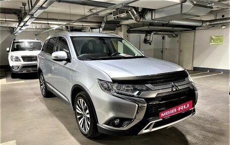 Mitsubishi Outlander III рестайлинг 3, 2021 год, 2 450 000 рублей, 3 фотография