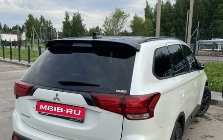 Mitsubishi Outlander III рестайлинг 3, 2022 год, 2 640 000 рублей, 3 фотография