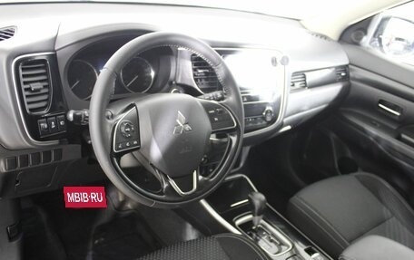 Mitsubishi Outlander III рестайлинг 3, 2018 год, 2 389 000 рублей, 12 фотография