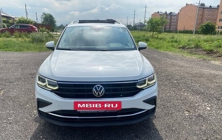 Volkswagen Tiguan II, 2021 год, 4 000 000 рублей, 2 фотография