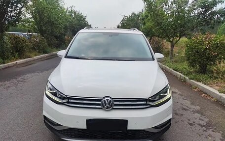 Volkswagen Touran III, 2021 год, 1 835 000 рублей, 2 фотография