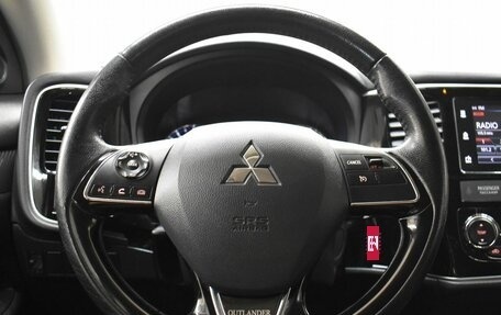 Mitsubishi Outlander III рестайлинг 3, 2018 год, 1 899 000 рублей, 13 фотография