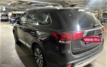 Mitsubishi Outlander III рестайлинг 3, 2019 год, 2 250 000 рублей, 4 фотография