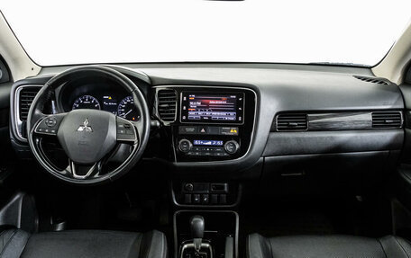 Mitsubishi Outlander III рестайлинг 3, 2018 год, 2 250 000 рублей, 10 фотография