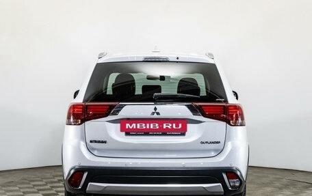 Mitsubishi Outlander III рестайлинг 3, 2018 год, 2 250 000 рублей, 6 фотография