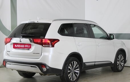 Mitsubishi Outlander III рестайлинг 3, 2019 год, 2 405 000 рублей, 16 фотография