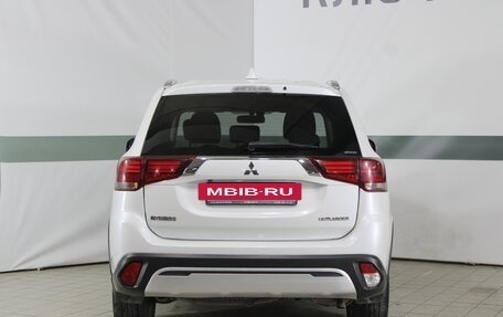 Mitsubishi Outlander III рестайлинг 3, 2019 год, 2 405 000 рублей, 17 фотография