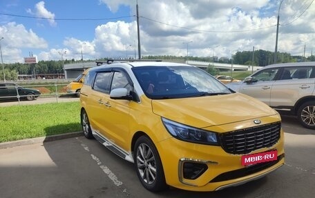 KIA Carnival III, 2018 год, 2 700 000 рублей, 2 фотография