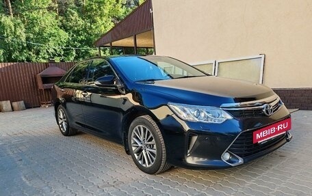 Toyota Camry, 2017 год, 2 610 000 рублей, 2 фотография