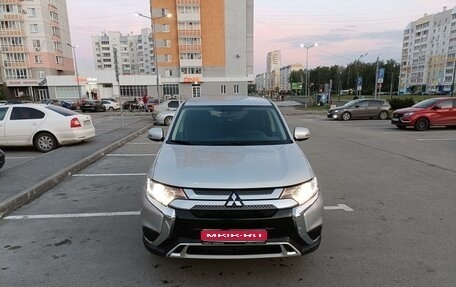 Mitsubishi Outlander III рестайлинг 3, 2020 год, 2 557 000 рублей, 1 фотография