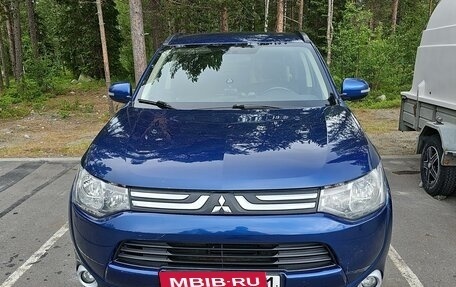 Mitsubishi Outlander III рестайлинг 3, 2013 год, 1 700 000 рублей, 2 фотография