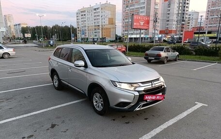 Mitsubishi Outlander III рестайлинг 3, 2020 год, 2 557 000 рублей, 3 фотография