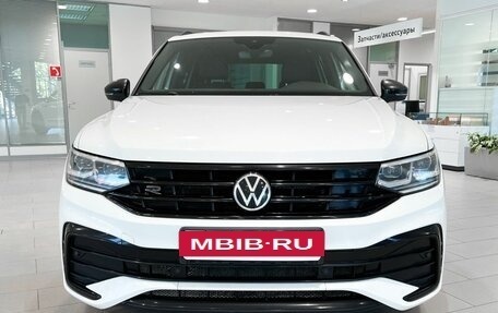 Volkswagen Tiguan II, 2021 год, 3 697 000 рублей, 2 фотография