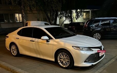 Toyota Camry, 2020 год, 3 590 000 рублей, 2 фотография