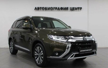 Mitsubishi Outlander III рестайлинг 3, 2021 год, 2 290 000 рублей, 3 фотография