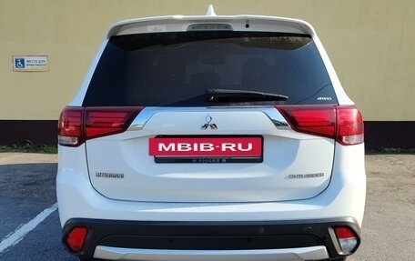 Mitsubishi Outlander III рестайлинг 3, 2017 год, 2 100 000 рублей, 3 фотография