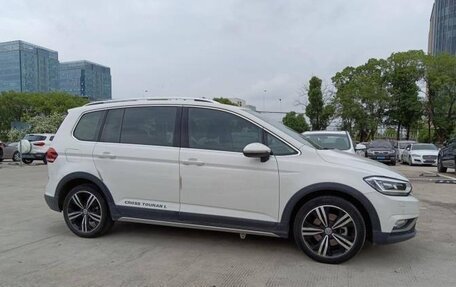 Volkswagen Touran III, 2021 год, 1 680 000 рублей, 3 фотография