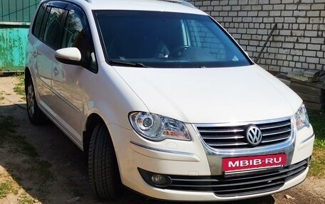 Volkswagen Touran III, 2010 год, 1 060 000 рублей, 2 фотография