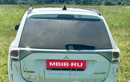 Mitsubishi Outlander III рестайлинг 3, 2013 год, 1 400 000 рублей, 2 фотография