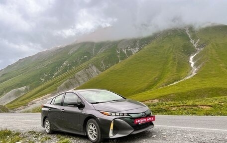 Toyota Prius IV XW50, 2017 год, 2 200 000 рублей, 4 фотография