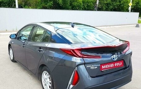 Toyota Prius IV XW50, 2017 год, 2 200 000 рублей, 5 фотография