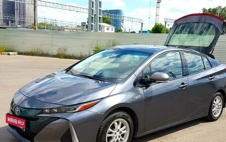 Toyota Prius IV XW50, 2017 год, 2 200 000 рублей, 2 фотография