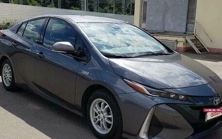 Toyota Prius IV XW50, 2017 год, 2 200 000 рублей, 3 фотография