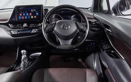 Toyota C-HR I рестайлинг, 2017 год, 2 219 000 рублей, 17 фотография