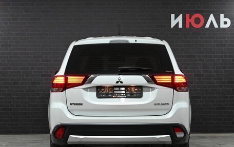 Mitsubishi Outlander III рестайлинг 3, 2015 год, 2 035 000 рублей, 5 фотография