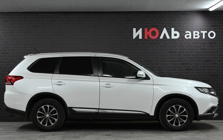 Mitsubishi Outlander III рестайлинг 3, 2015 год, 2 035 000 рублей, 10 фотография