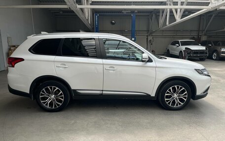 Mitsubishi Outlander III рестайлинг 3, 2017 год, 2 400 000 рублей, 4 фотография