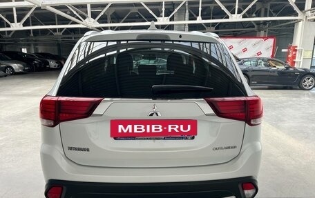 Mitsubishi Outlander III рестайлинг 3, 2017 год, 2 400 000 рублей, 6 фотография