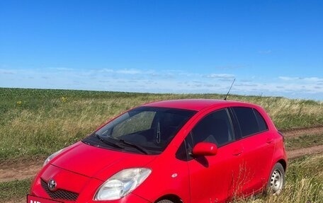 Toyota Yaris III рестайлинг, 2010 год, 555 000 рублей, 2 фотография