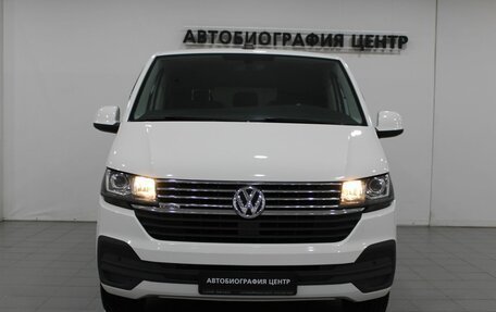 Volkswagen Caravelle T6 рестайлинг, 2021 год, 5 490 000 рублей, 2 фотография