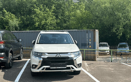 Mitsubishi Outlander III рестайлинг 3, 2022 год, 4 130 000 рублей, 3 фотография