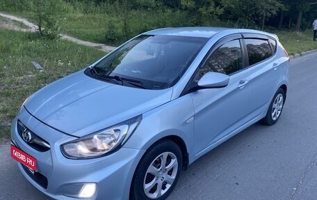 Hyundai Solaris II рестайлинг, 2011 год, 900 000 рублей, 1 фотография