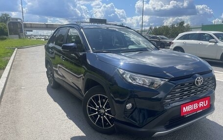 Toyota RAV4, 2019 год, 4 300 000 рублей, 2 фотография