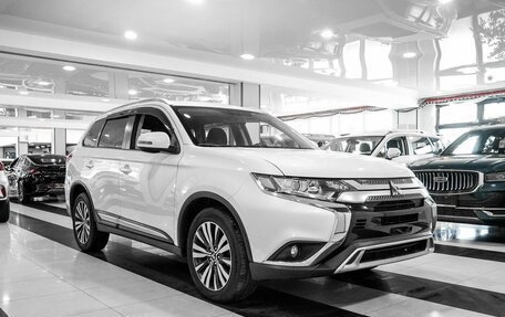 Mitsubishi Outlander III рестайлинг 3, 2019 год, 2 620 000 рублей, 5 фотография