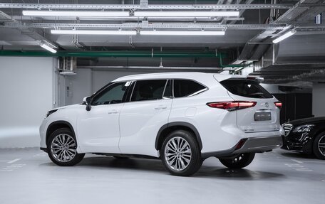 Toyota Highlander, 2023 год, 6 500 000 рублей, 3 фотография