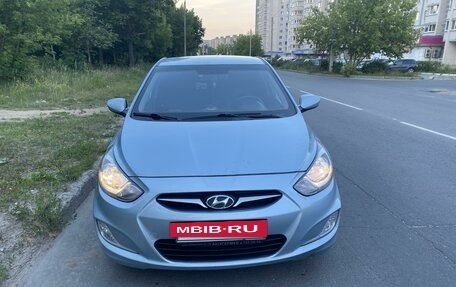 Hyundai Solaris II рестайлинг, 2011 год, 900 000 рублей, 3 фотография