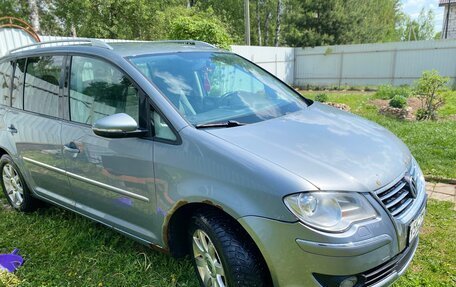 Volkswagen Touran III, 2009 год, 700 000 рублей, 2 фотография