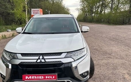 Mitsubishi Outlander III рестайлинг 3, 2019 год, 2 300 000 рублей, 2 фотография