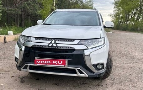 Mitsubishi Outlander III рестайлинг 3, 2019 год, 2 300 000 рублей, 3 фотография