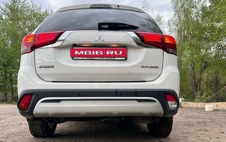 Mitsubishi Outlander III рестайлинг 3, 2019 год, 2 300 000 рублей, 9 фотография