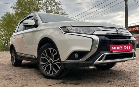 Mitsubishi Outlander III рестайлинг 3, 2019 год, 2 300 000 рублей, 6 фотография