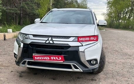 Mitsubishi Outlander III рестайлинг 3, 2019 год, 2 300 000 рублей, 4 фотография