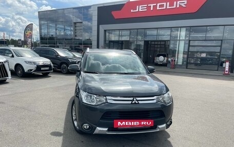 Mitsubishi Outlander III рестайлинг 3, 2014 год, 1 590 000 рублей, 2 фотография